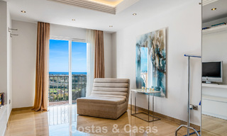 Spacieux penthouse duplex avec vue panoramique sur la mer à vendre dans une résidence fermée à Marbella - Benahavís 794830 