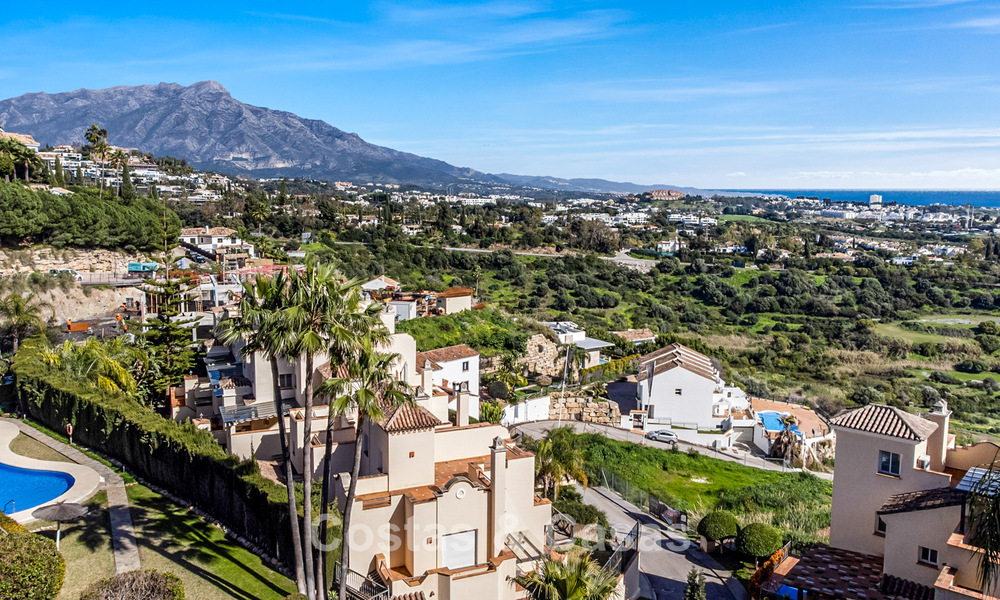 Spacieux penthouse duplex avec vue panoramique sur la mer à vendre dans une résidence fermée à Marbella - Benahavís 794840
