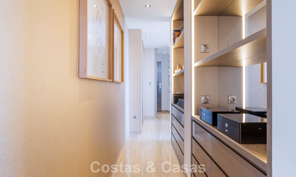 Spacieux penthouse duplex avec vue panoramique sur la mer à vendre dans une résidence fermée à Marbella - Benahavís 794847
