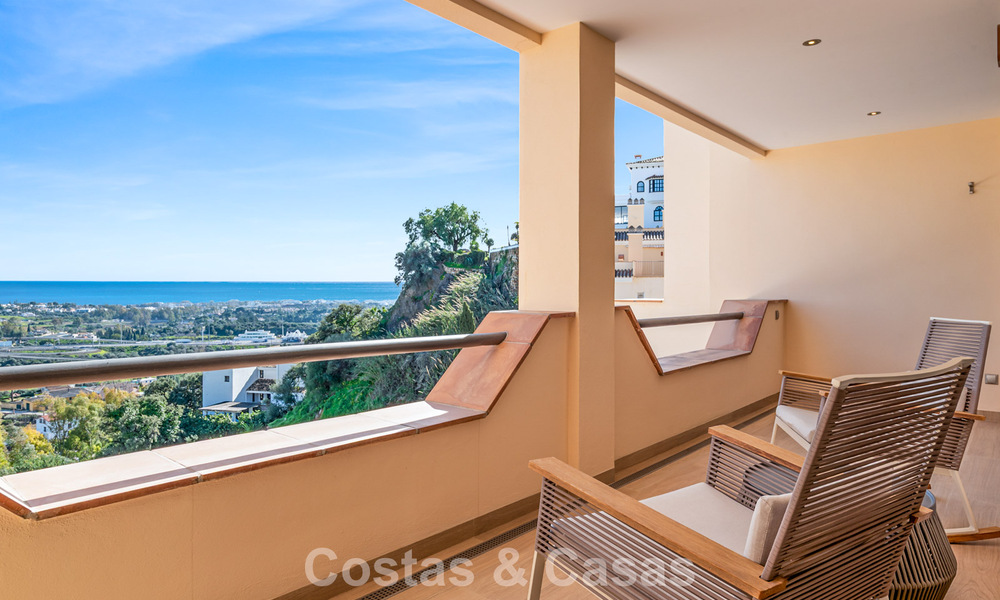 Spacieux penthouse duplex avec vue panoramique sur la mer à vendre dans une résidence fermée à Marbella - Benahavís 794848