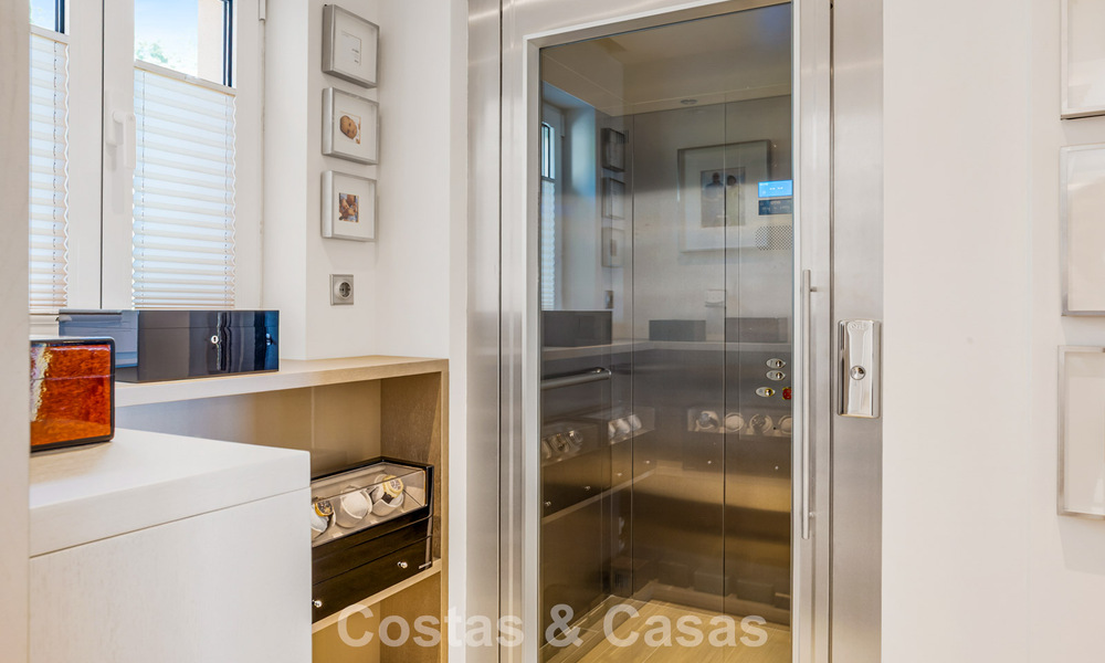 Spacieux penthouse duplex avec vue panoramique sur la mer à vendre dans une résidence fermée à Marbella - Benahavís 794852