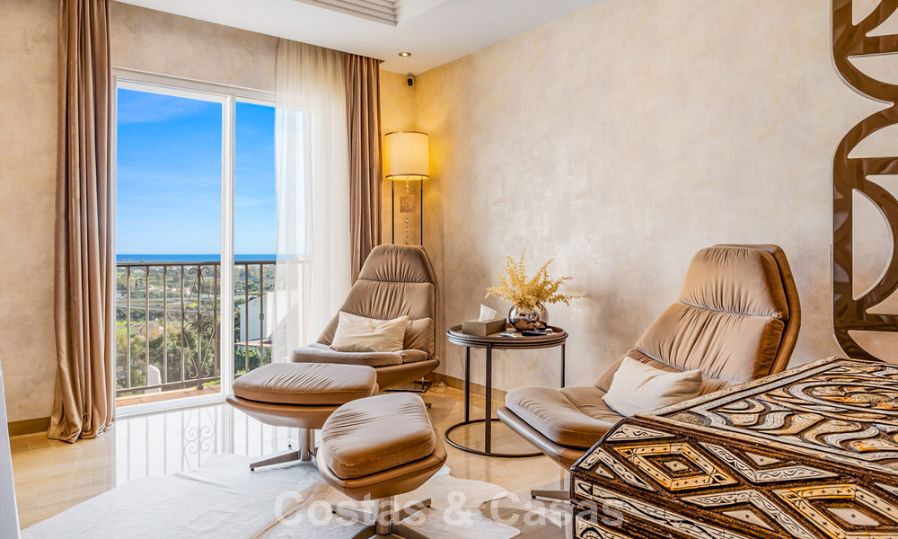 Spacieux penthouse duplex avec vue panoramique sur la mer à vendre dans une résidence fermée à Marbella - Benahavís 794854
