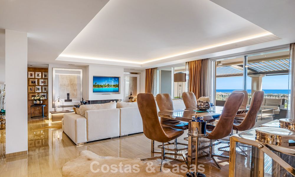 Spacieux penthouse duplex avec vue panoramique sur la mer à vendre dans une résidence fermée à Marbella - Benahavís 794857