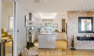 Spacieux penthouse duplex avec vue panoramique sur la mer à vendre dans une résidence fermée à Marbella - Benahavís 794859 