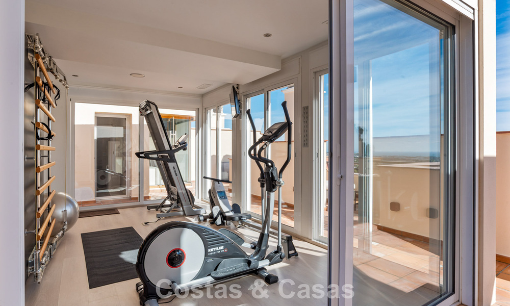 Spacieux penthouse duplex avec vue panoramique sur la mer à vendre dans une résidence fermée à Marbella - Benahavís 794862
