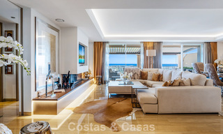 Spacieux penthouse duplex avec vue panoramique sur la mer à vendre dans une résidence fermée à Marbella - Benahavís 794864 