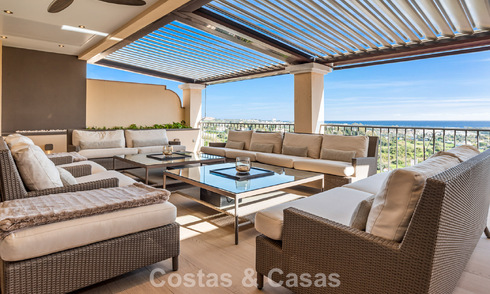 Spacieux penthouse duplex avec vue panoramique sur la mer à vendre dans une résidence fermée à Marbella - Benahavís 794867