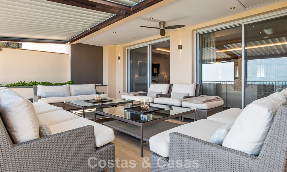 Spacieux penthouse duplex avec vue panoramique sur la mer à vendre dans une résidence fermée à Marbella - Benahavís 794868