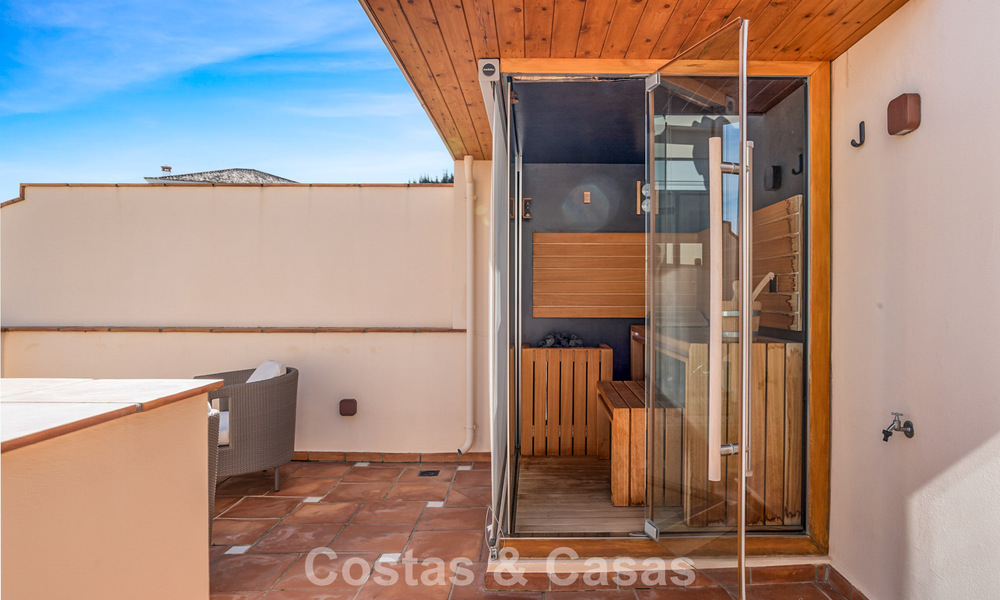 Spacieux penthouse duplex avec vue panoramique sur la mer à vendre dans une résidence fermée à Marbella - Benahavís 794873