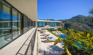 Villa au design en forme de boomerang à vendre dans les collines verdoyantes de Marbella - Benahavís avec vue sur la mer et les collines 795233 