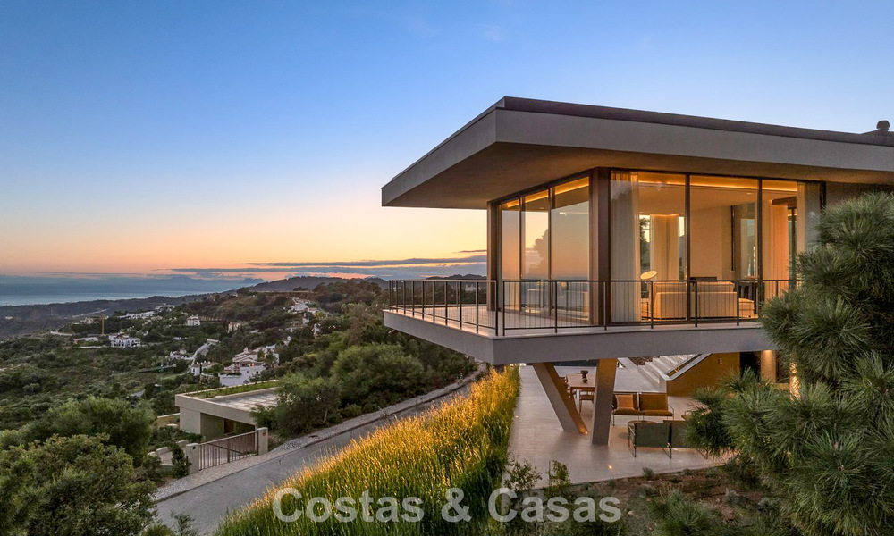 Villa au design en forme de boomerang à vendre dans les collines verdoyantes de Marbella - Benahavís avec vue sur la mer et les collines 795234