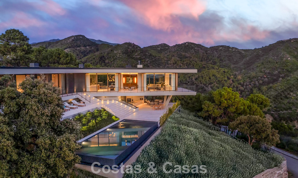 Villa au design en forme de boomerang à vendre dans les collines verdoyantes de Marbella - Benahavís avec vue sur la mer et les collines 795235