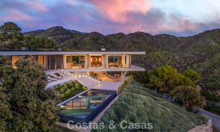 Villa au design en forme de boomerang à vendre dans les collines verdoyantes de Marbella - Benahavís avec vue sur la mer et les collines 795235 