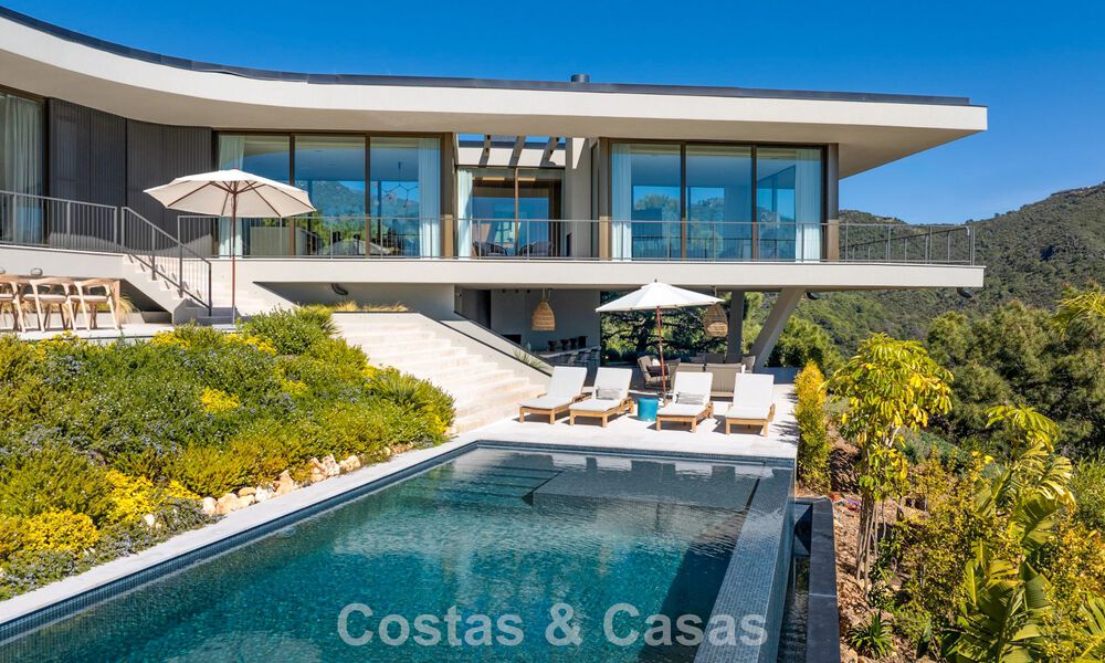 Villa au design en forme de boomerang à vendre dans les collines verdoyantes de Marbella - Benahavís avec vue sur la mer et les collines 795236