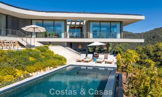 Villa au design en forme de boomerang à vendre dans les collines verdoyantes de Marbella - Benahavís avec vue sur la mer et les collines 795236 