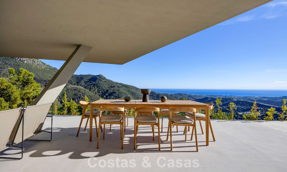 Villa au design en forme de boomerang à vendre dans les collines verdoyantes de Marbella - Benahavís avec vue sur la mer et les collines 795237