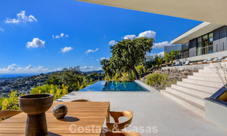Villa au design en forme de boomerang à vendre dans les collines verdoyantes de Marbella - Benahavís avec vue sur la mer et les collines 795238 