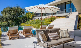 Villa au design en forme de boomerang à vendre dans les collines verdoyantes de Marbella - Benahavís avec vue sur la mer et les collines 795239 