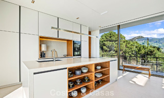 Villa au design en forme de boomerang à vendre dans les collines verdoyantes de Marbella - Benahavís avec vue sur la mer et les collines 795241 