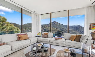 Villa au design en forme de boomerang à vendre dans les collines verdoyantes de Marbella - Benahavís avec vue sur la mer et les collines 795242 