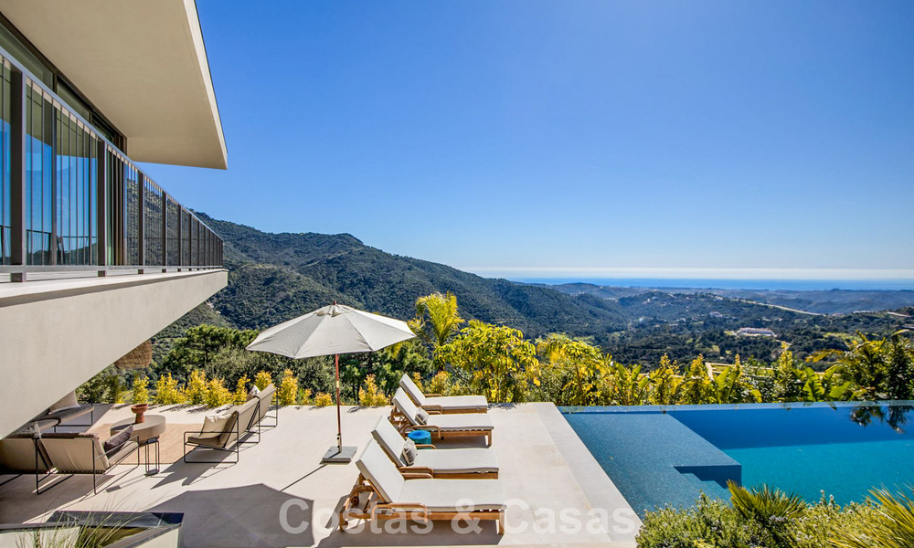 Villa au design en forme de boomerang à vendre dans les collines verdoyantes de Marbella - Benahavís avec vue sur la mer et les collines 795243