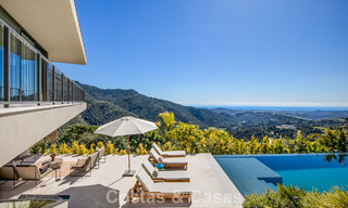 Villa au design en forme de boomerang à vendre dans les collines verdoyantes de Marbella - Benahavís avec vue sur la mer et les collines 795243 