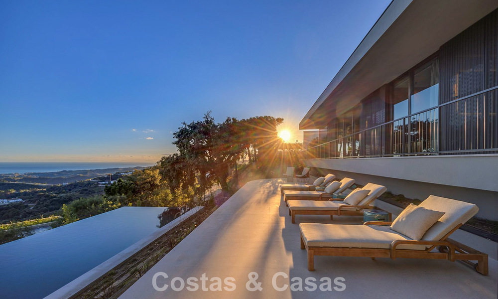 Villa au design en forme de boomerang à vendre dans les collines verdoyantes de Marbella - Benahavís avec vue sur la mer et les collines 795244