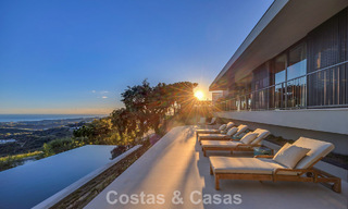 Villa au design en forme de boomerang à vendre dans les collines verdoyantes de Marbella - Benahavís avec vue sur la mer et les collines 795244 