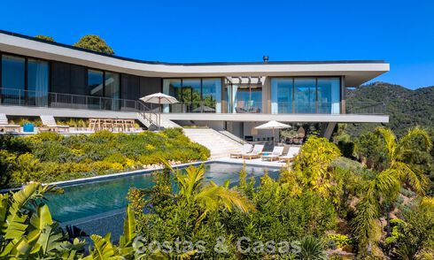 Villa au design en forme de boomerang à vendre dans les collines verdoyantes de Marbella - Benahavís avec vue sur la mer et les collines 795245