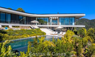 Villa au design en forme de boomerang à vendre dans les collines verdoyantes de Marbella - Benahavís avec vue sur la mer et les collines 795245 