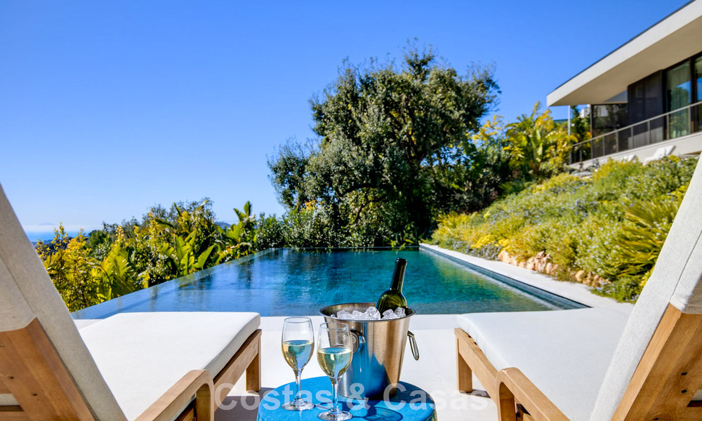 Villa au design en forme de boomerang à vendre dans les collines verdoyantes de Marbella - Benahavís avec vue sur la mer et les collines 795247