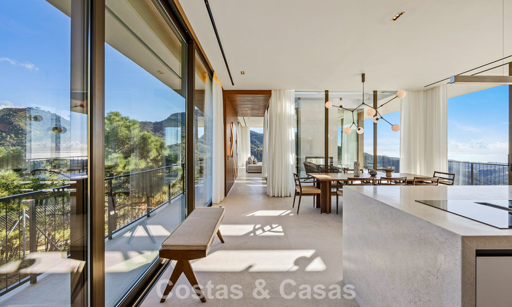 Villa au design en forme de boomerang à vendre dans les collines verdoyantes de Marbella - Benahavís avec vue sur la mer et les collines 795248