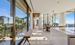 Villa au design en forme de boomerang à vendre dans les collines verdoyantes de Marbella - Benahavís avec vue sur la mer et les collines 795248 