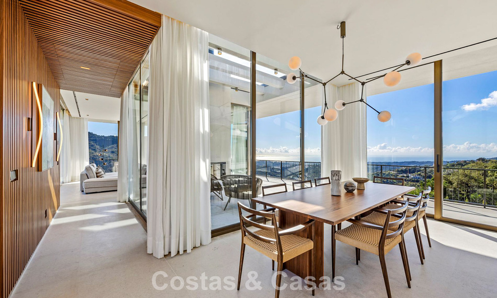 Villa au design en forme de boomerang à vendre dans les collines verdoyantes de Marbella - Benahavís avec vue sur la mer et les collines 795249