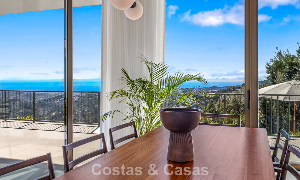 Villa au design en forme de boomerang à vendre dans les collines verdoyantes de Marbella - Benahavís avec vue sur la mer et les collines 795250