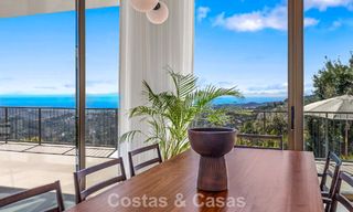 Villa au design en forme de boomerang à vendre dans les collines verdoyantes de Marbella - Benahavís avec vue sur la mer et les collines 795250 