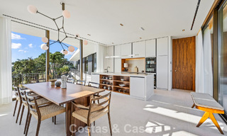 Villa au design en forme de boomerang à vendre dans les collines verdoyantes de Marbella - Benahavís avec vue sur la mer et les collines 795251 