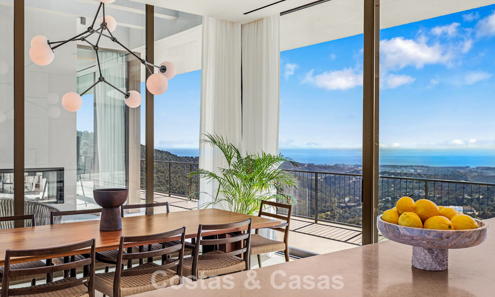Villa au design en forme de boomerang à vendre dans les collines verdoyantes de Marbella - Benahavís avec vue sur la mer et les collines 795252