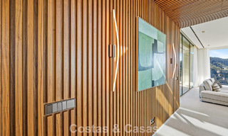 Villa au design en forme de boomerang à vendre dans les collines verdoyantes de Marbella - Benahavís avec vue sur la mer et les collines 795253 