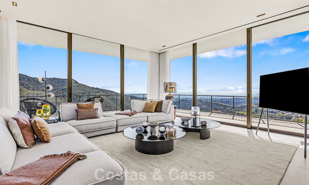 Villa au design en forme de boomerang à vendre dans les collines verdoyantes de Marbella - Benahavís avec vue sur la mer et les collines 795254