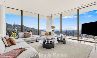 Villa au design en forme de boomerang à vendre dans les collines verdoyantes de Marbella - Benahavís avec vue sur la mer et les collines 795254 