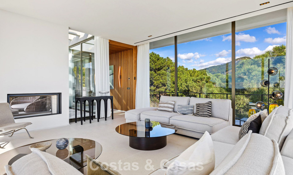 Villa au design en forme de boomerang à vendre dans les collines verdoyantes de Marbella - Benahavís avec vue sur la mer et les collines 795256