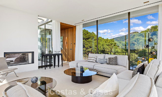 Villa au design en forme de boomerang à vendre dans les collines verdoyantes de Marbella - Benahavís avec vue sur la mer et les collines 795256 