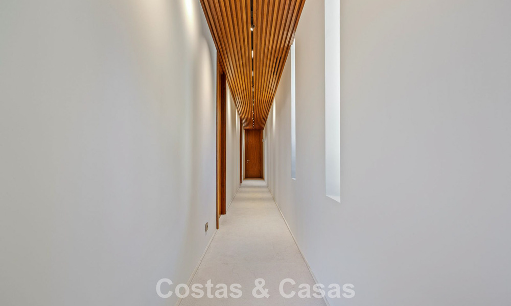 Villa au design en forme de boomerang à vendre dans les collines verdoyantes de Marbella - Benahavís avec vue sur la mer et les collines 795258