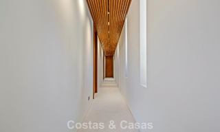 Villa au design en forme de boomerang à vendre dans les collines verdoyantes de Marbella - Benahavís avec vue sur la mer et les collines 795258 