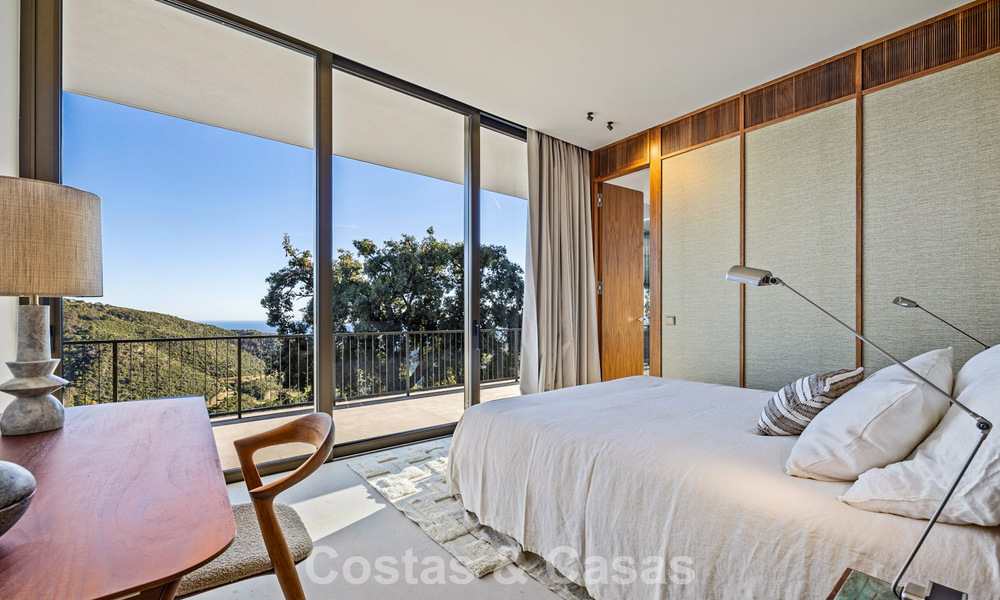 Villa au design en forme de boomerang à vendre dans les collines verdoyantes de Marbella - Benahavís avec vue sur la mer et les collines 795259