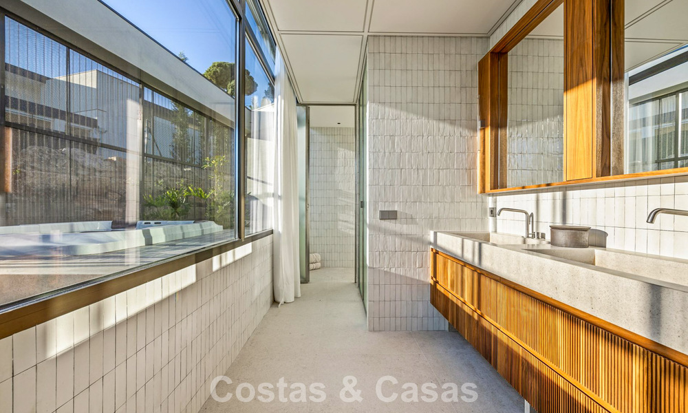 Villa au design en forme de boomerang à vendre dans les collines verdoyantes de Marbella - Benahavís avec vue sur la mer et les collines 795260