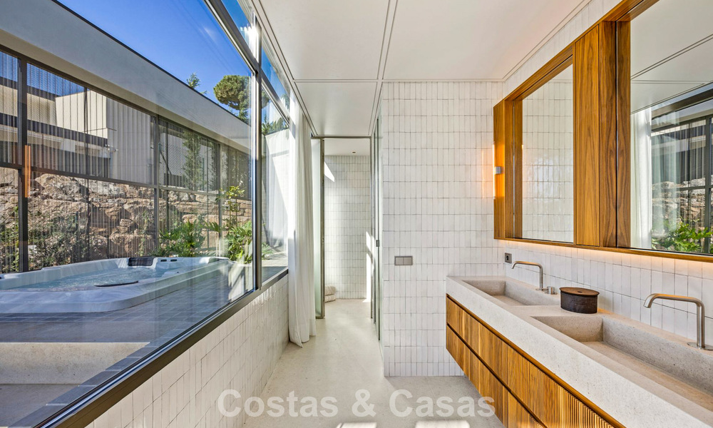 Villa au design en forme de boomerang à vendre dans les collines verdoyantes de Marbella - Benahavís avec vue sur la mer et les collines 795261