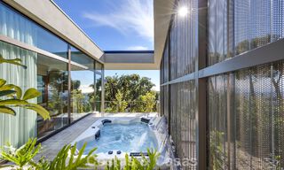 Villa au design en forme de boomerang à vendre dans les collines verdoyantes de Marbella - Benahavís avec vue sur la mer et les collines 795262 