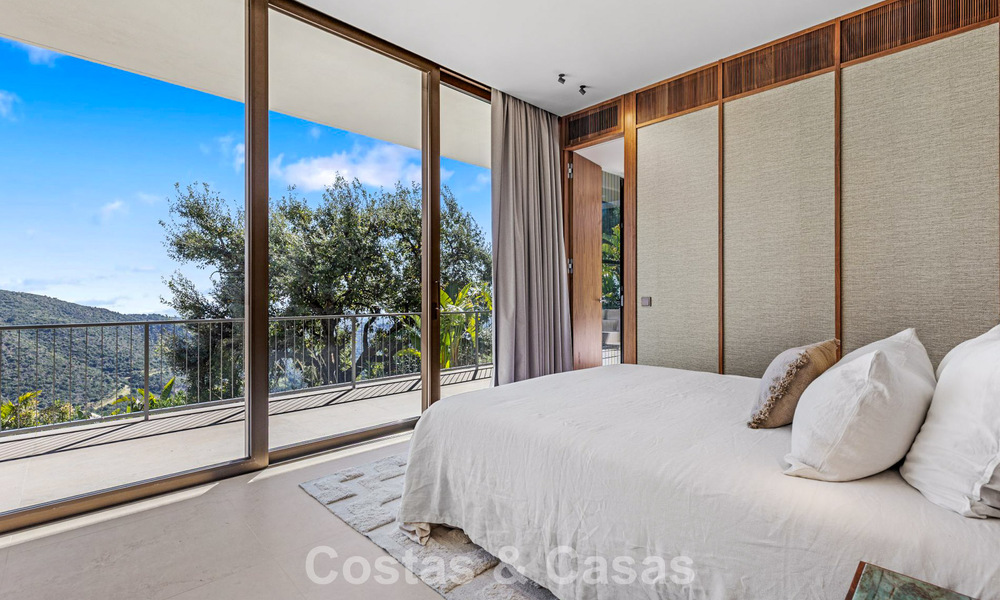 Villa au design en forme de boomerang à vendre dans les collines verdoyantes de Marbella - Benahavís avec vue sur la mer et les collines 795263